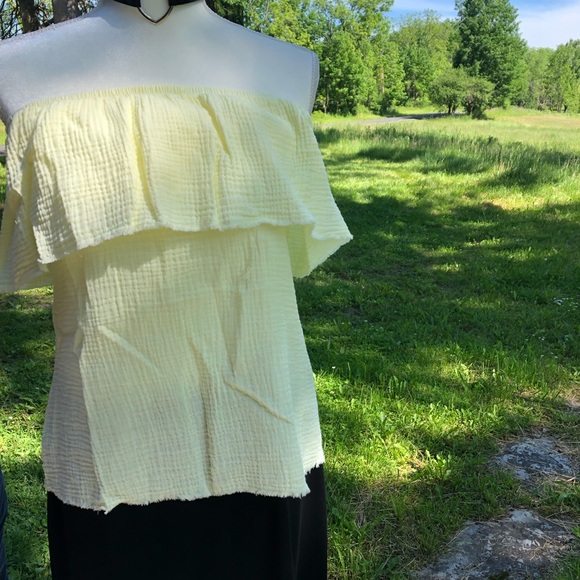 Socialite Ruffle off the Shoulder Top, Size Med - Picture 2 of 7